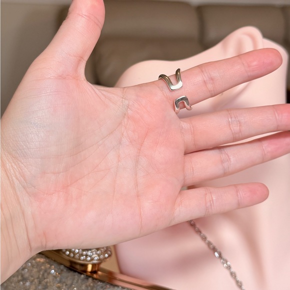 Elegant Silver Ring - Picture 4 of 8